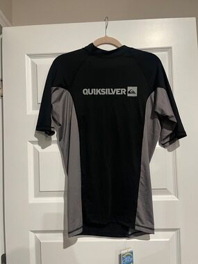 Quiksilver Black & Gray Short Sleeve Men's Rash Guard